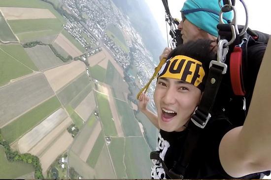 张睿体验刺激跳伞担心胸毛被吹掉 脑洞真大！