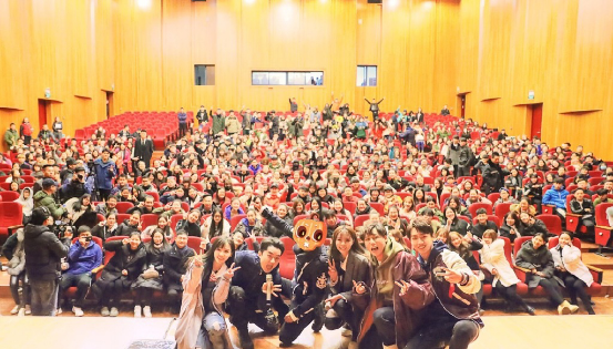 《耳边疯》让人捧腹，撒贝宁竟把鞋垫当牙套