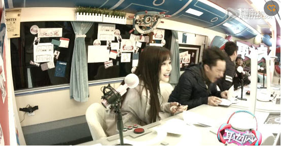 《耳边疯》让人捧腹，撒贝宁竟把鞋垫当牙套