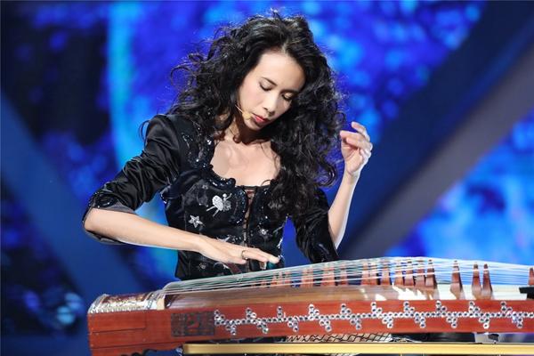 莫文蔚造型妩媚老公夸性感 女神事业工作两不误