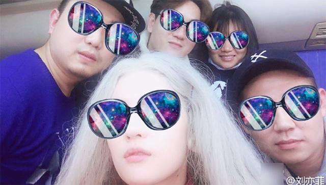 刘亦菲顶着乱蓬蓬的白发搞怪 说好的天仙呢？