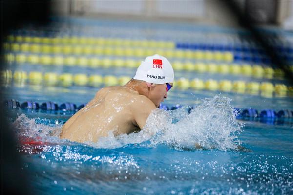 《真男》开启航空兵之旅 游泳比赛孙杨大秀泳技