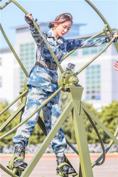 《真男》开启航空兵之旅 游泳比赛孙杨大秀泳技