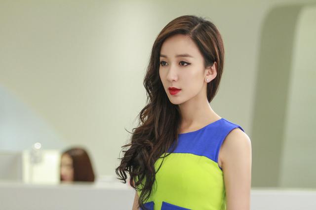 娄艺潇《爱情珠宝》“精分” 一张面孔两种味道