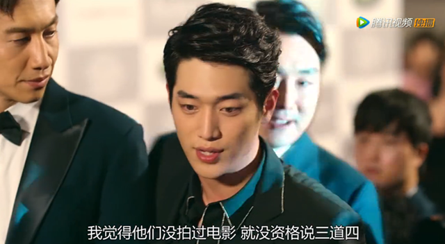 你爱豆可能就是《明星伙伴》里男主那副死样！