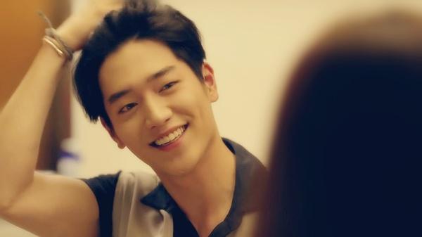 你爱豆可能就是《明星伙伴》里男主那副死样！