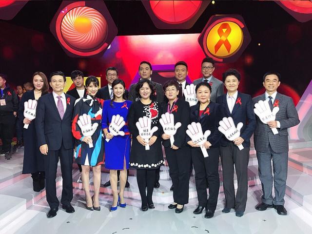 众主持宣传抗艾 沈腾现场演绎同性“亲密接触”
