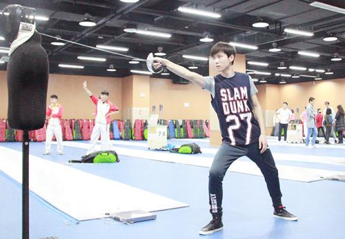 《进击吧闪电》热拍中 吴昊泽为戏苦练击剑