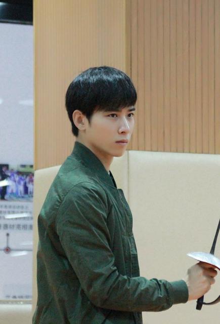 《进击吧闪电》热拍中 吴昊泽为戏苦练击剑