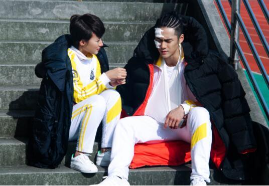 《进击吧闪电》蒋劲夫饰索隆 冯文娟秒变迷妹