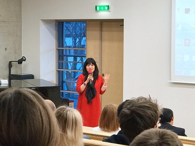 金牌编剧王丽萍海外两地演讲 讲好中国故事