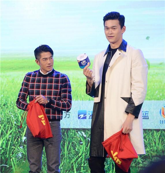 郭富城被孙杨单手抱还勾起了腿 竟然有种CP感