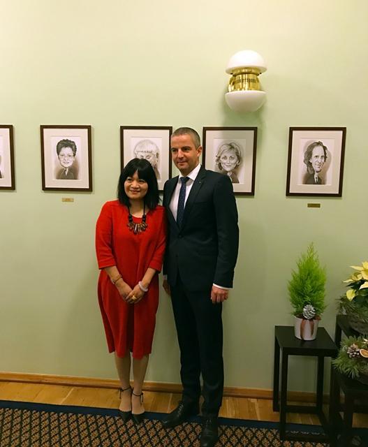 金牌编剧王丽萍海外两地演讲 讲好中国故事