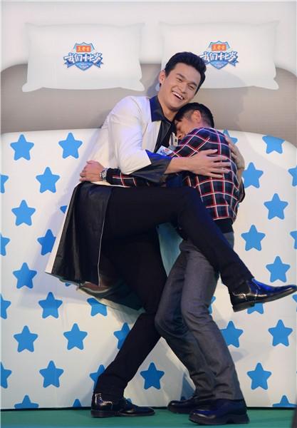 郭富城被孙杨单手抱还勾起了腿 竟然有种CP感