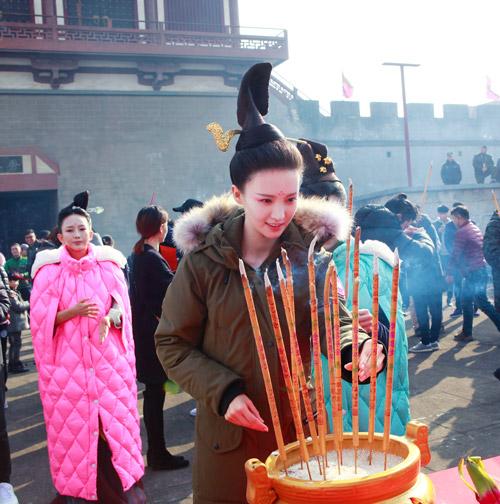 古装喜剧《萌妃驾到》开机 金晨领衔宫逗哲学