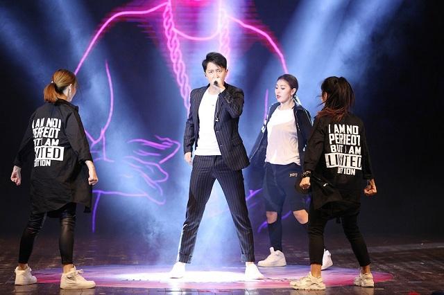 韩庚助阵校园音乐选秀 与辣妹贴身热舞引高潮