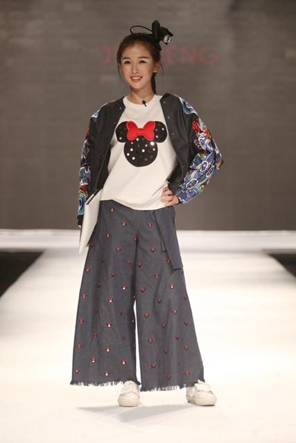 虞书欣T台首秀获肯定 搞笑P图被网友狂点赞