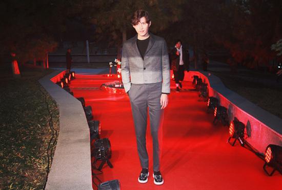 李嘉文受邀出席发布会 优雅沉稳风度尽显