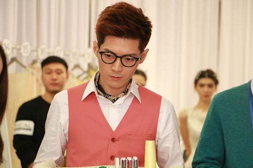 “德公公”郑龙穿越现代 《放弃我抓紧我》诠释娘娘腔