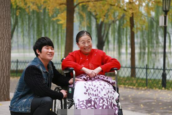《背着奶奶进城》央一热播 谢孟伟诠释祖孙情