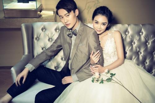 李柄辉《放抓》热播 化身时尚新郎帅气洒脱