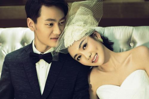 李柄辉《放抓》热播 化身时尚新郎帅气洒脱