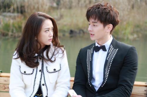 《放弃我抓紧我》热播 陈乔恩张轩睿大秀姐弟情