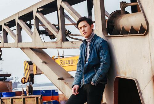 《丧钟》曝剧照 郑晓甫极简休闲帅气十足