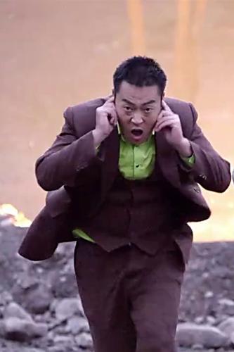 高冷张桐变诙谐幽默 《红色护卫》显骑士本色