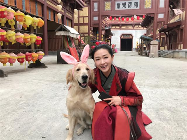 《大唐荣耀》万茜杀青 片场俏皮玩耍超开心