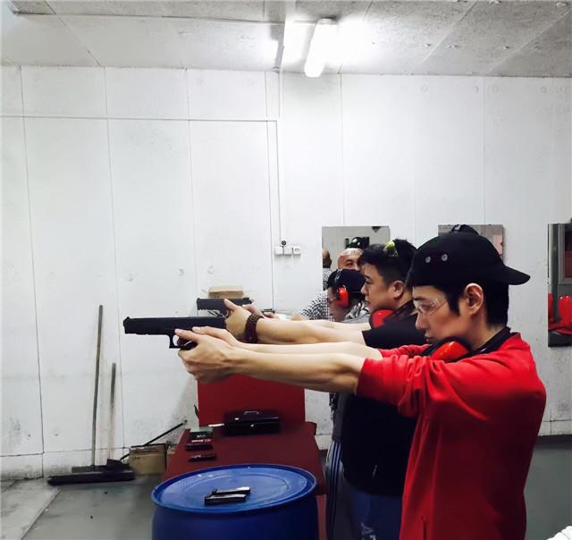 《莫斯科行动》吴楠杀青晒照 玩枪耍酷帅气十足