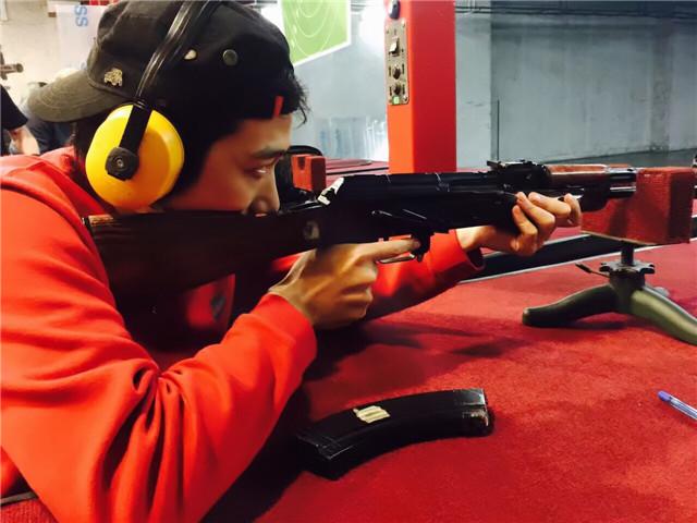 《莫斯科行动》吴楠杀青晒照 玩枪耍酷帅气十足