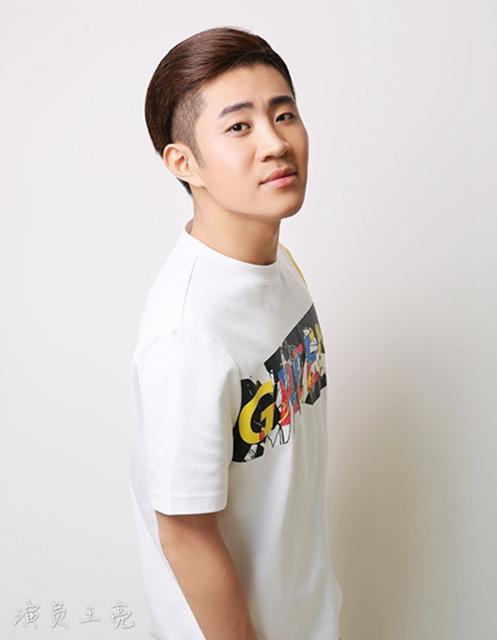 《青春》热拍中 王亮为人师表领衔“搞笑担当”