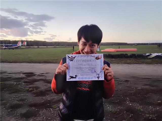 《莫斯科行动》吴楠杀青晒照 玩枪耍酷帅气十足