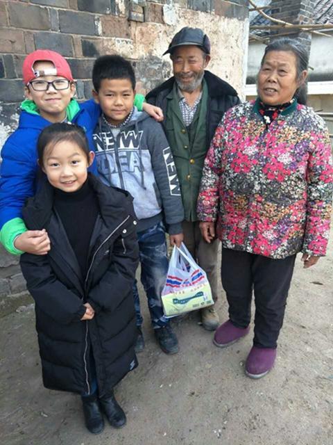 小戏骨《白蛇传》法海带着白素贞山里“修炼”