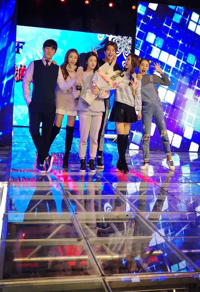 《青春最好时》王亮杀青 搭档张雪迎师生欢乐多