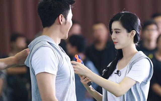 一周综艺：杨幂佟丽娅倒挂爬绳摔入泥坑