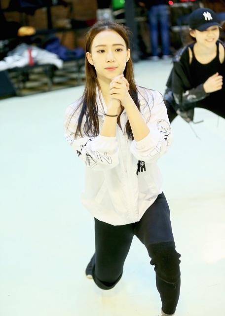 练习生体重超标集体被虐 跑步机上演体能PK