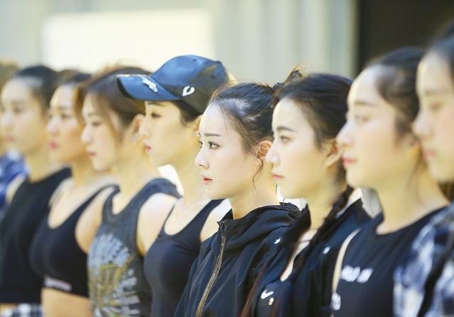 练习生体重超标集体被虐 跑步机上演体能PK