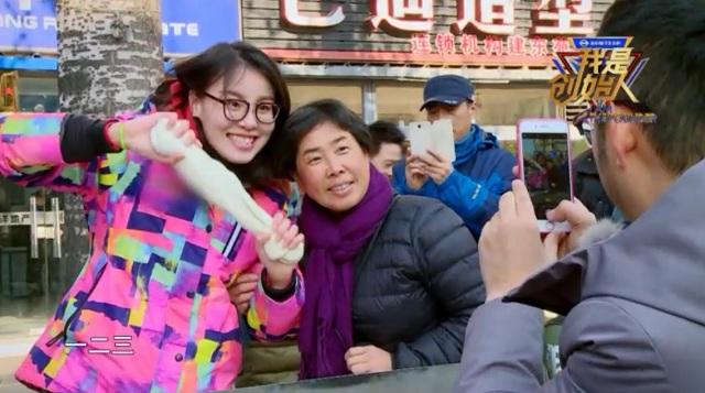 《创始人》傅园慧再现表情包 街头卖面忙赚钱