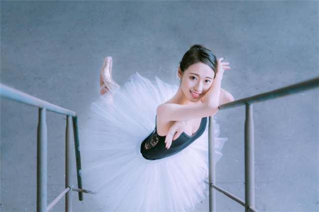 若寒出演《疯岳撬佳人》 与袁姗姗岳云鹏同台