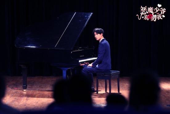 《恶魔少爷别吻我》主题曲《HI 亲》甜宠上线