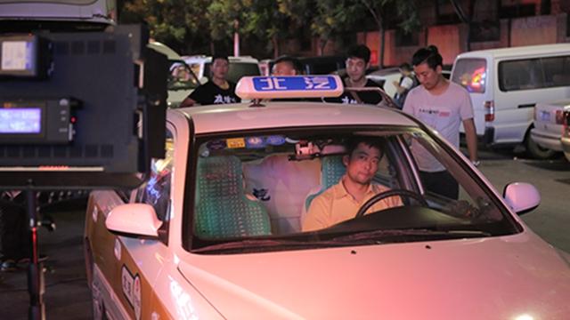 《夜活儿》 众多小鲜肉中的“一朵大叔”