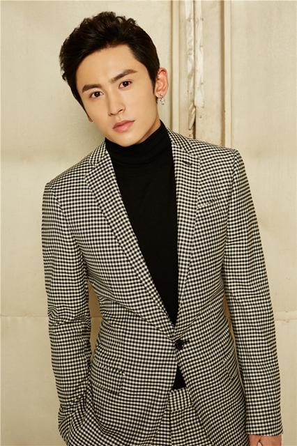 《朝歌》再曝剧照 张哲瀚双眼含泪目光坚毅