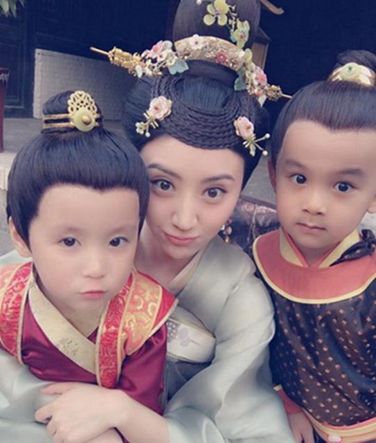 景甜自曝将在35岁前成婚生子 称自己很适合做妈