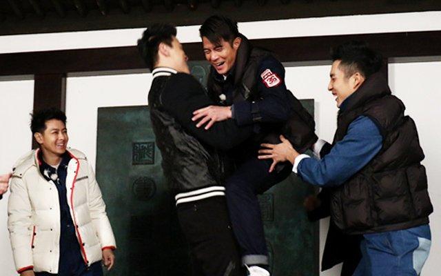 小“吴亦凡”单身家庭身份被嫌弃 母亲护子冲上台