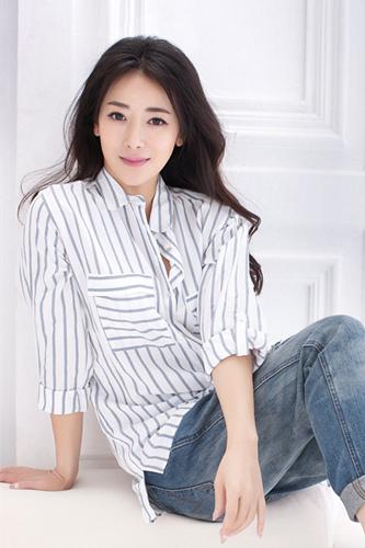 《茉莉》热拍 陈紫函现场上演时装秀时尚干练