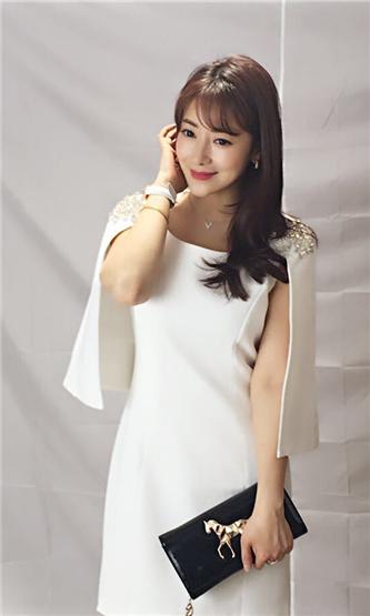 《茉莉》热拍 陈紫函现场上演时装秀时尚干练