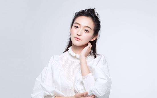 何泓姗《云巅之上》合作于正 挑战自我颠覆出演