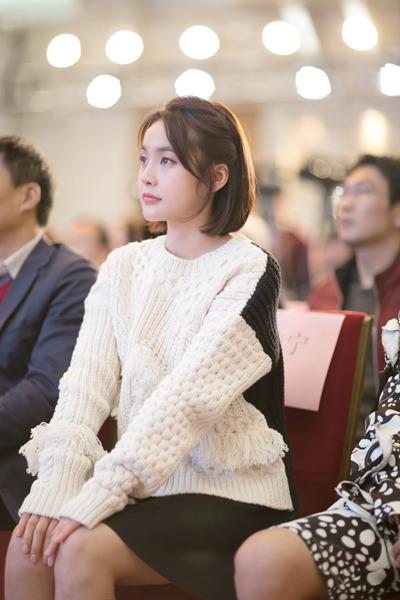 《鸡毛飞上天》张佳宁化身女商人 成新时代精英